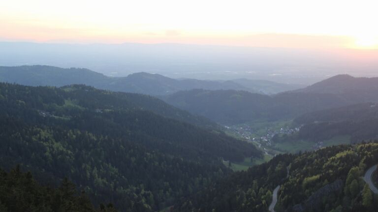 Dieses Bild zeigt eine Webcam-Aufnahme vom Achertal, aufgenommen am Samstag, den 25.04.2026 um 20:30 Uhr. Die Temperatur betrug 12.6°C.