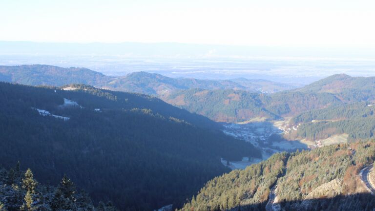 Dieses Bild zeigt eine Webcam-Aufnahme vom Achertal, aufgenommen am Dienstag, den 18.11.2025 um 09:30 Uhr. Die Temperatur betrug -0.8°C.