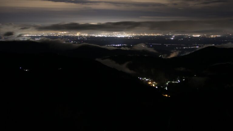 Dieses Bild zeigt eine Webcam-Aufnahme vom Achertal, aufgenommen am Donnerstag, den 22.05.2025 um 01:00 Uhr. Die Temperatur betrug 6.8°C.