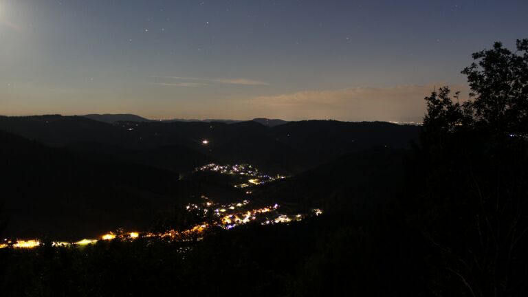 Dieses Bild zeigt eine Webcam-Aufnahme vom Achertal, aufgenommen am Samstag, den 22.08.2026 um 21:50 Uhr. Die Temperatur betrug 14.7°C.