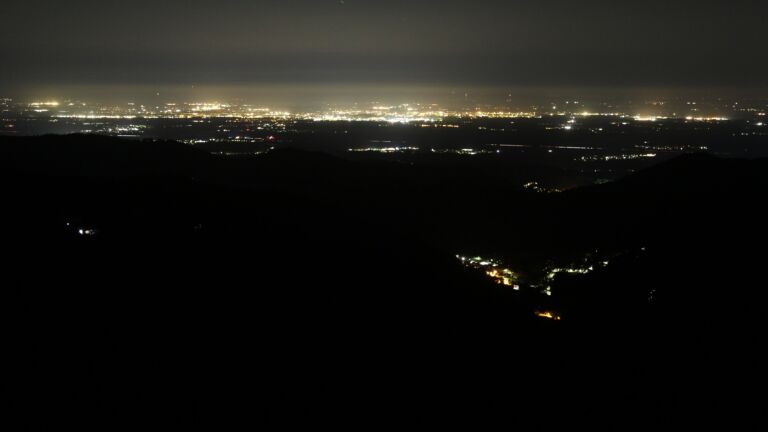 Dieses Bild zeigt eine Webcam-Aufnahme vom Achertal, aufgenommen am Freitag, den 19.09.2025 um 02:30 Uhr. Die Temperatur betrug 15.9°C.