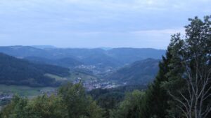 Dieses Bild zeigt eine Webcam-Aufnahme vom Achertal, aufgenommen am Mittwoch, den 30.09.2026 um 19:10 Uhr. Die Temperatur betrug 24.5°C.