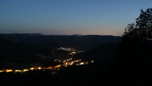 Dieses Bild zeigt eine Webcam-Aufnahme vom Achertal, aufgenommen am Mittwoch, den 17.06.2026 um 23:00 Uhr. Die Temperatur betrug 22.2°C.