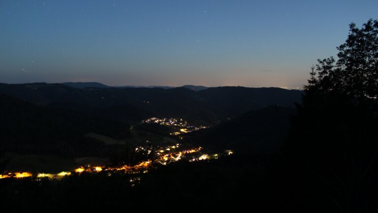 Dieses Bild zeigt eine Webcam-Aufnahme vom Achertal, aufgenommen am Mittwoch, den 17.06.2026 um 23:00 Uhr. Die Temperatur betrug 22.2°C.