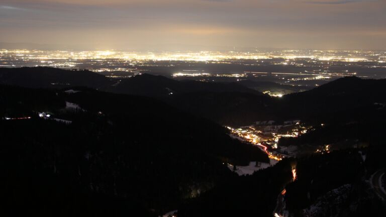 Dieses Bild zeigt eine Webcam-Aufnahme vom Achertal, aufgenommen am Dienstag, den 13.01.2026 um 18:10 Uhr. Die Temperatur betrug 6.6°C.