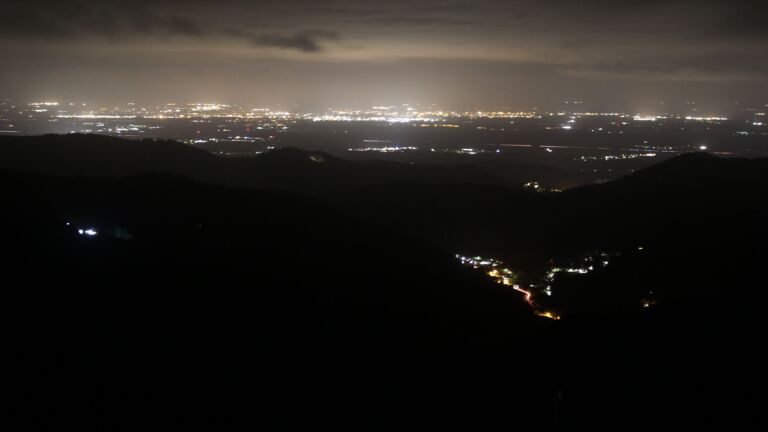 Dieses Bild zeigt eine Webcam-Aufnahme vom Achertal, aufgenommen am Dienstag, den 28.10.2025 um 03:30 Uhr. Die Temperatur betrug 2.7°C.