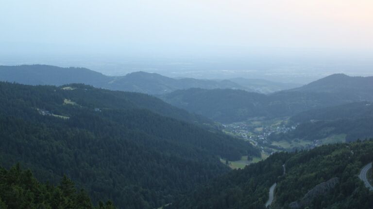 Dieses Bild zeigt eine Webcam-Aufnahme vom Achertal, aufgenommen am Mittwoch, den 25.06.2025 um 21:30 Uhr. Die Temperatur betrug 24.2°C.