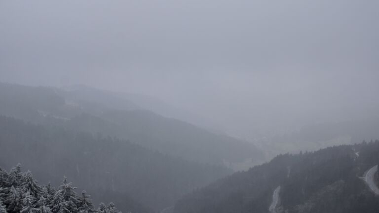 Dieses Bild zeigt eine Webcam-Aufnahme vom Achertal, aufgenommen am Mittwoch, den 24.12.2025 um 12:10 Uhr. Die Temperatur betrug -5.2°C.