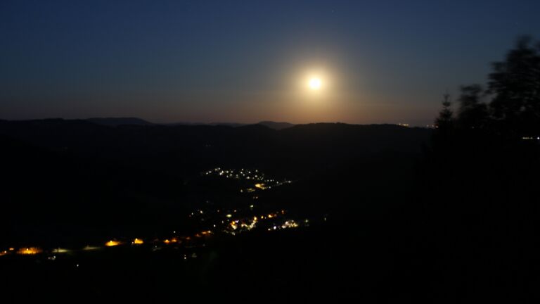 Dieses Bild zeigt eine Webcam-Aufnahme vom Achertal, aufgenommen am Mittwoch, den 29.07.2026 um 04:40 Uhr. Die Temperatur betrug 23°C.