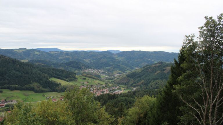 Dieses Bild zeigt eine Webcam-Aufnahme vom Achertal, aufgenommen am Dienstag, den 13.10.2026 um 15:30 Uhr. Die Temperatur betrug 13.1°C.
