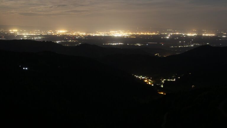 Dieses Bild zeigt eine Webcam-Aufnahme vom Achertal, aufgenommen am Mittwoch, den 29.04.2026 um 04:00 Uhr. Die Temperatur betrug 7.6°C.