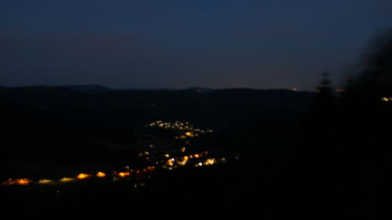 Dieses Bild zeigt eine Webcam-Aufnahme vom Achertal, aufgenommen am Montag, den 08.06.2026 um 04:10 Uhr. Die Temperatur betrug 15.7°C.