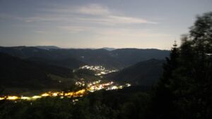 Dieses Bild zeigt eine Webcam-Aufnahme vom Achertal, aufgenommen am Samstag, den 23.05.2026 um 23:20 Uhr. Die Temperatur betrug 20.9°C.