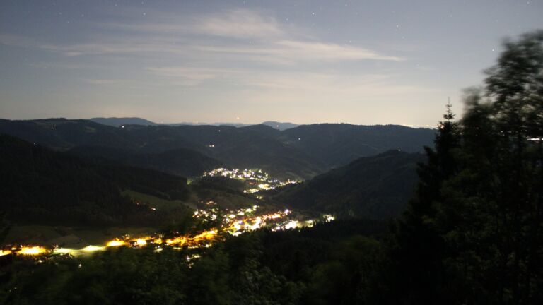 Dieses Bild zeigt eine Webcam-Aufnahme vom Achertal, aufgenommen am Samstag, den 23.05.2026 um 23:20 Uhr. Die Temperatur betrug 20.9°C.
