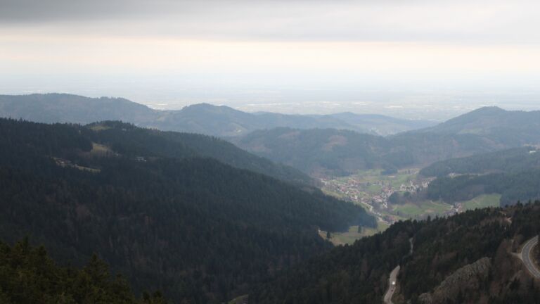 Dieses Bild zeigt eine Webcam-Aufnahme vom Achertal, aufgenommen am Dienstag, den 10.03.2026 um 17:50 Uhr. Die Temperatur betrug 6.9°C.