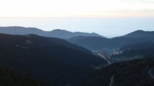 Dieses Bild zeigt eine Webcam-Aufnahme vom Achertal, aufgenommen am Freitag, den 12.12.2025 um 17:10 Uhr. Die Temperatur betrug 10.3°C.