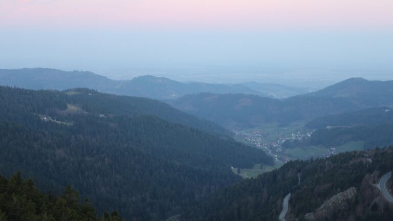 Dieses Bild zeigt eine Webcam-Aufnahme vom Achertal, aufgenommen am Freitag, den 20.03.2026 um 06:30 Uhr. Die Temperatur betrug 2.1°C.