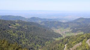 Dieses Bild zeigt eine Webcam-Aufnahme vom Achertal, aufgenommen am Montag, den 27.04.2026 um 10:50 Uhr. Die Temperatur betrug 15.1°C.