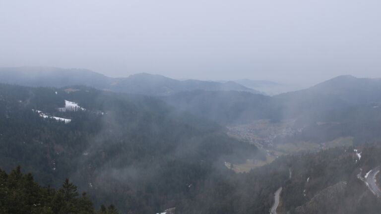 Dieses Bild zeigt eine Webcam-Aufnahme vom Achertal, aufgenommen am Sonntag, den 01.02.2026 um 11:20 Uhr. Die Temperatur betrug 2.4°C.