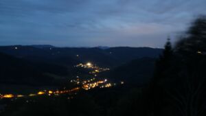 Dieses Bild zeigt eine Webcam-Aufnahme vom Achertal, aufgenommen am Mittwoch, den 07.10.2026 um 19:30 Uhr. Die Temperatur betrug 18°C.