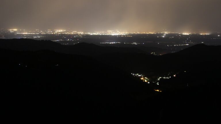 Dieses Bild zeigt eine Webcam-Aufnahme vom Achertal, aufgenommen am Donnerstag, den 26.06.2025 um 02:50 Uhr. Die Temperatur betrug 23.5°C.
