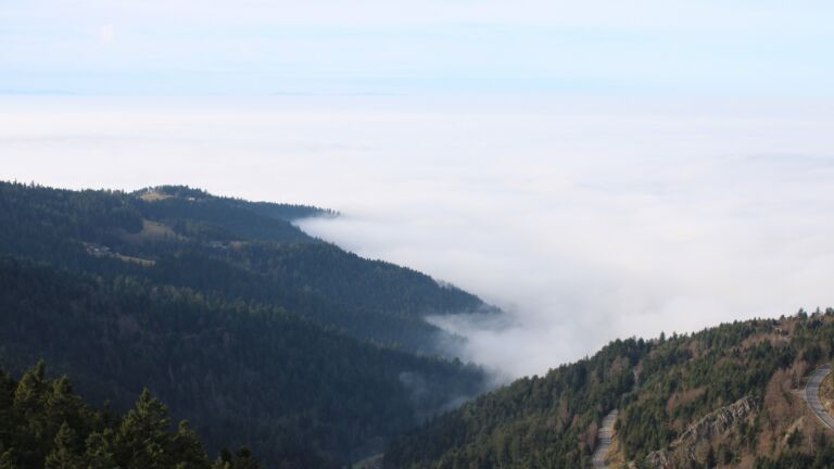 Dieses Bild zeigt eine Webcam-Aufnahme vom Achertal, aufgenommen am Montag, den 22.12.2025 um 13:00 Uhr. Die Temperatur betrug 8.1°C.