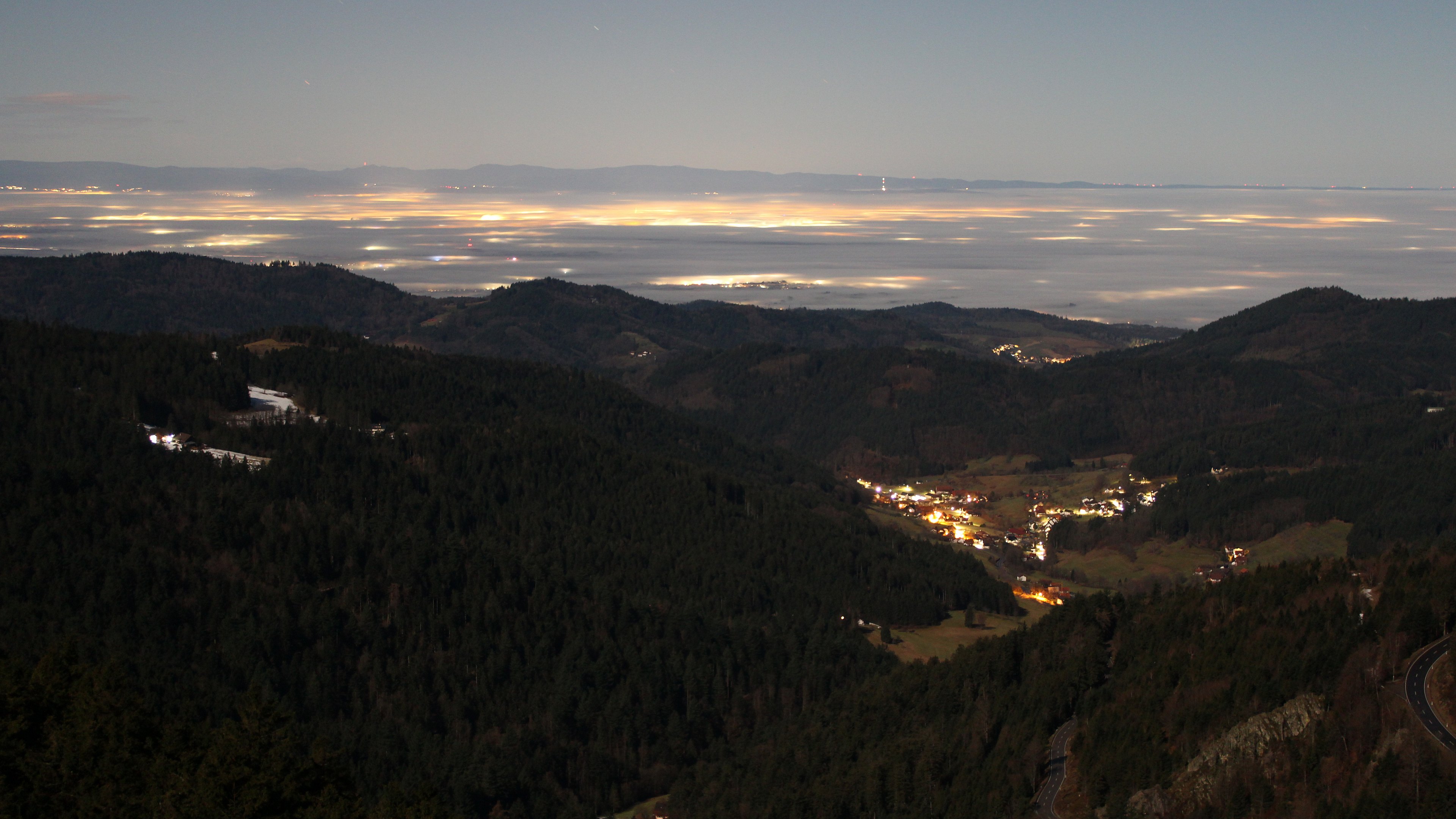 Dieses Bild zeigt eine Webcam-Aufnahme vom Achertal, aufgenommen am Dienstag, den 03.02.2026 um 23:30 Uhr. Die Temperatur betrug 3.3°C.