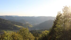 Dieses Bild zeigt eine Webcam-Aufnahme vom Achertal, aufgenommen am Sonntag, den 27.09.2026 um 18:20 Uhr. Die Temperatur betrug 30°C.