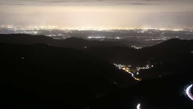 Dieses Bild zeigt eine Webcam-Aufnahme vom Achertal, aufgenommen am Samstag, den 15.11.2025 um 18:20 Uhr. Die Temperatur betrug 9.4°C.