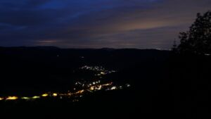 Dieses Bild zeigt eine Webcam-Aufnahme vom Achertal, aufgenommen am Dienstag, den 19.05.2026 um 22:20 Uhr. Die Temperatur betrug 12.1°C.