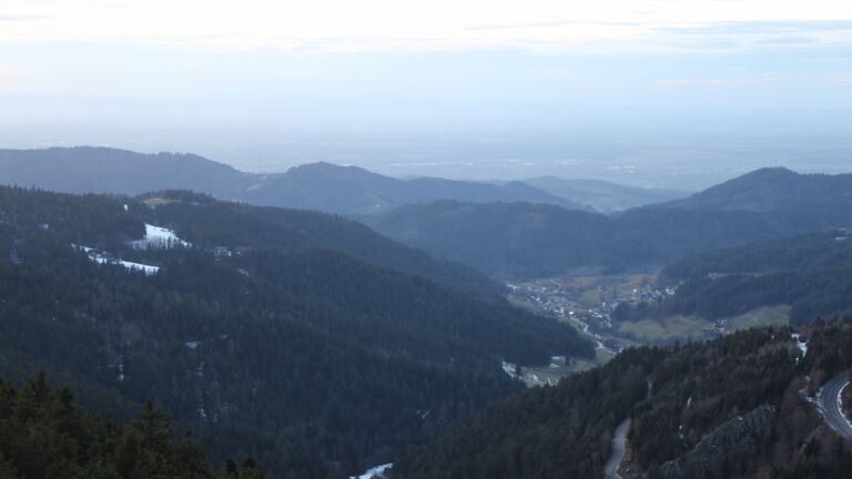 Dieses Bild zeigt eine Webcam-Aufnahme vom Achertal, aufgenommen am Freitag, den 16.01.2026 um 17:00 Uhr. Die Temperatur betrug 7.1°C.