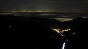 Dieses Bild zeigt eine Webcam-Aufnahme vom Achertal, aufgenommen am Freitag, den 12.12.2025 um 21:00 Uhr. Die Temperatur betrug 10.9°C.