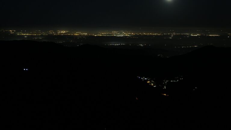 Dieses Bild zeigt eine Webcam-Aufnahme vom Achertal, aufgenommen am Montag, den 29.12.2025 um 01:40 Uhr. Die Temperatur betrug 2.4°C.