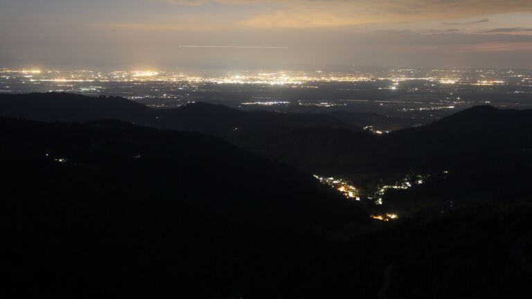 Dieses Bild zeigt eine Webcam-Aufnahme vom Achertal, aufgenommen am Montag, den 12.05.2025 um 22:30 Uhr. Die Temperatur betrug 10.8°C.