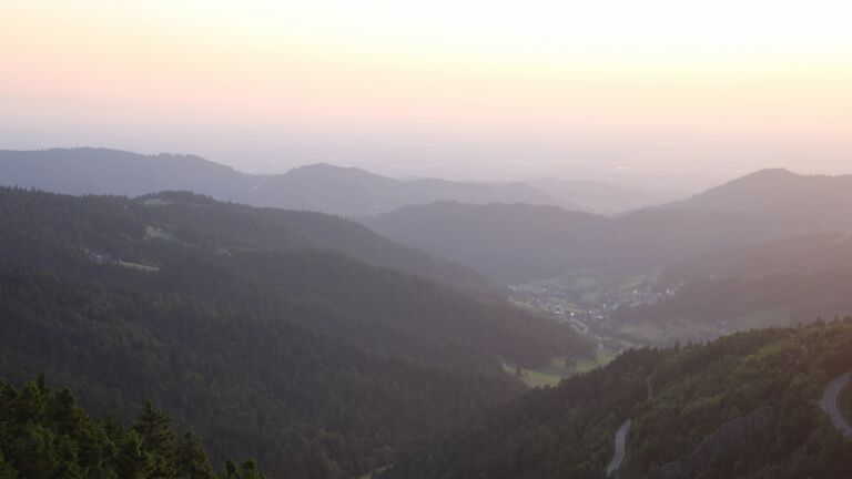 Dieses Bild zeigt eine Webcam-Aufnahme vom Achertal, aufgenommen am Mittwoch, den 11.06.2025 um 21:10 Uhr. Die Temperatur betrug 14.8°C.