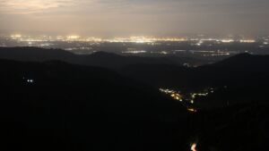 Dieses Bild zeigt eine Webcam-Aufnahme vom Achertal, aufgenommen am Dienstag, den 28.04.2026 um 04:00 Uhr. Die Temperatur betrug 10°C.