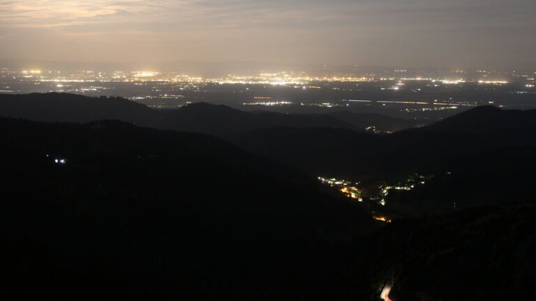 Dieses Bild zeigt eine Webcam-Aufnahme vom Achertal, aufgenommen am Dienstag, den 28.04.2026 um 04:00 Uhr. Die Temperatur betrug 10°C.