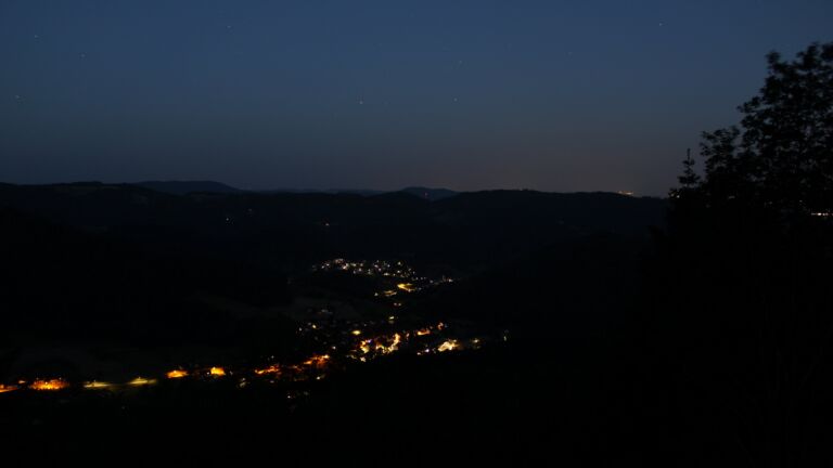 Dieses Bild zeigt eine Webcam-Aufnahme vom Achertal, aufgenommen am Donnerstag, den 28.05.2026 um 04:20 Uhr. Die Temperatur betrug 16.6°C.