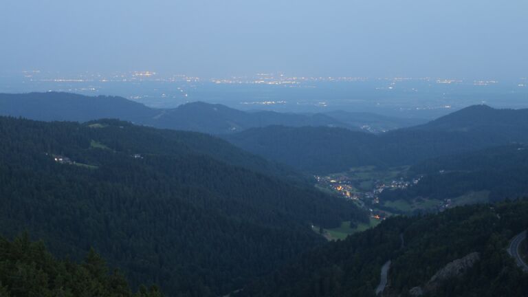 Dieses Bild zeigt eine Webcam-Aufnahme vom Achertal, aufgenommen am Donnerstag, den 14.08.2025 um 05:40 Uhr. Die Temperatur betrug 22.2°C.