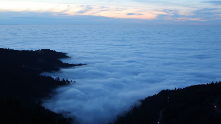 Dieses Bild zeigt eine Webcam-Aufnahme vom Achertal, aufgenommen am Montag, den 22.12.2025 um 17:00 Uhr. Die Temperatur betrug 7.1°C.