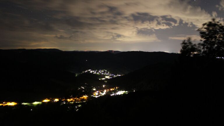 Dieses Bild zeigt eine Webcam-Aufnahme vom Achertal, aufgenommen am Mittwoch, den 16.09.2026 um 03:30 Uhr. Die Temperatur betrug 21°C.
