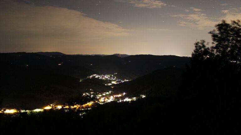 Dieses Bild zeigt eine Webcam-Aufnahme vom Achertal, aufgenommen am Freitag, den 14.08.2026 um 22:30 Uhr. Die Temperatur betrug 28°C.