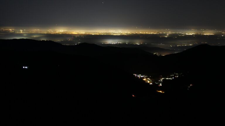 Dieses Bild zeigt eine Webcam-Aufnahme vom Achertal, aufgenommen am Montag, den 29.12.2025 um 03:00 Uhr. Die Temperatur betrug 1.7°C.