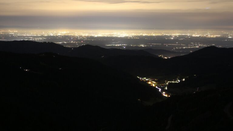 Dieses Bild zeigt eine Webcam-Aufnahme vom Achertal, aufgenommen am Freitag, den 03.10.2025 um 20:30 Uhr. Die Temperatur betrug 9.1°C.
