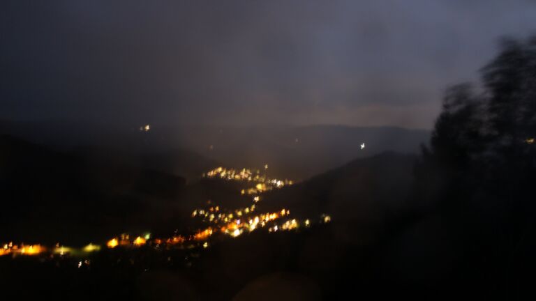 Dieses Bild zeigt eine Webcam-Aufnahme vom Achertal, aufgenommen am Samstag, den 24.10.2026 um 19:10 Uhr. Die Temperatur betrug 4.9°C.