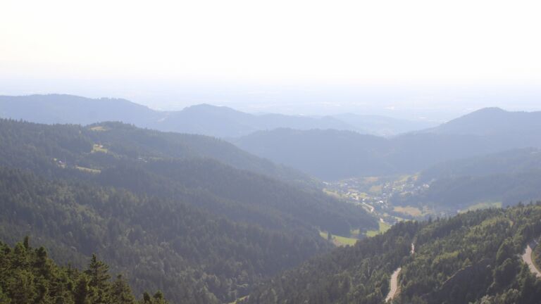 Dieses Bild zeigt eine Webcam-Aufnahme vom Achertal, aufgenommen am Montag, den 16.06.2025 um 19:10 Uhr. Die Temperatur betrug 15.9°C.