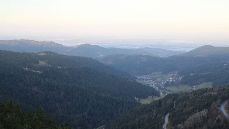 Dieses Bild zeigt eine Webcam-Aufnahme vom Achertal, aufgenommen am Donnerstag, den 18.12.2025 um 08:40 Uhr. Die Temperatur betrug 5.4°C.