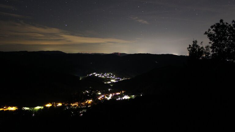 Dieses Bild zeigt eine Webcam-Aufnahme vom Achertal, aufgenommen am Sonntag, den 13.09.2026 um 03:00 Uhr. Die Temperatur betrug 15.2°C.