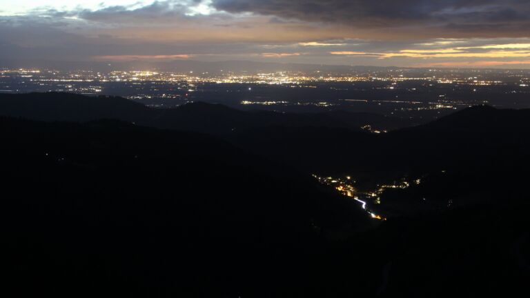 Dieses Bild zeigt eine Webcam-Aufnahme vom Achertal, aufgenommen am Freitag, den 12.09.2025 um 20:40 Uhr. Die Temperatur betrug 10.5°C.