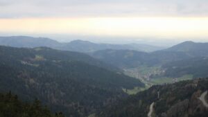 Dieses Bild zeigt eine Webcam-Aufnahme vom Achertal, aufgenommen am Mittwoch, den 15.04.2026 um 18:50 Uhr. Die Temperatur betrug 8.5°C.